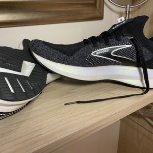 BROOKS LEVITATE WOMAN SHOE-BOUGHT IN 2023